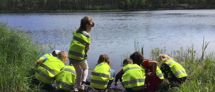 Barn vid sjön